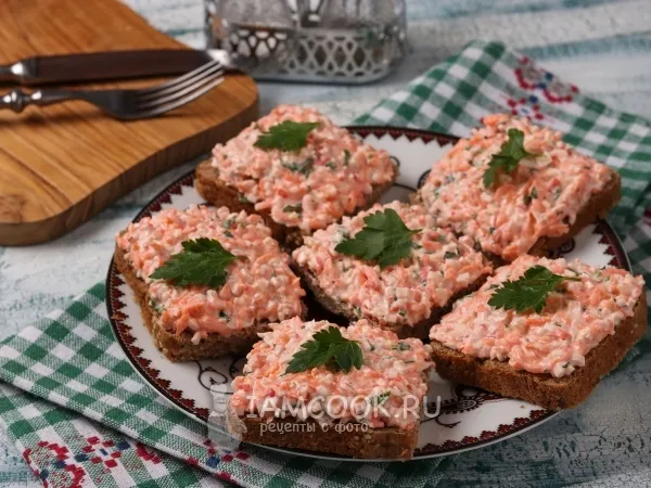 Фото блюда: Бутерброды с крабовыми палочками и сырой морковью