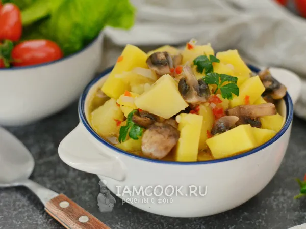 Фото готового блюда: Тушеная картошка с грибами в казане