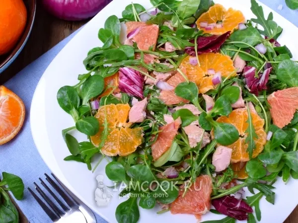 Фото готового блюда: Салат с консервированным тунцом и цитрусовыми