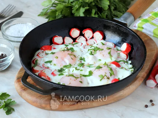 Фото готового блюда: Яичница с крабовыми палочками