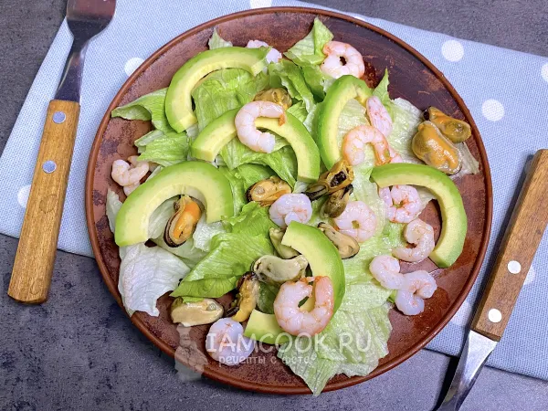 Фото готового блюда: Салат с креветками, мидиями и авокадо