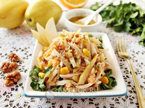 Фото готового блюда: Салат с грушей и куриной грудкой