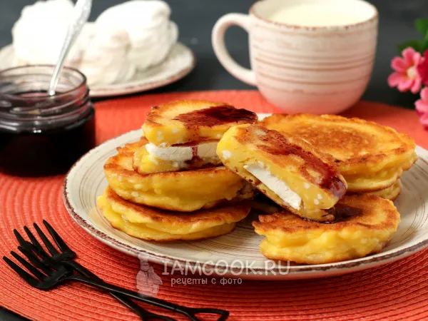 Фото готового блюда: Творожные оладьи с зефиром