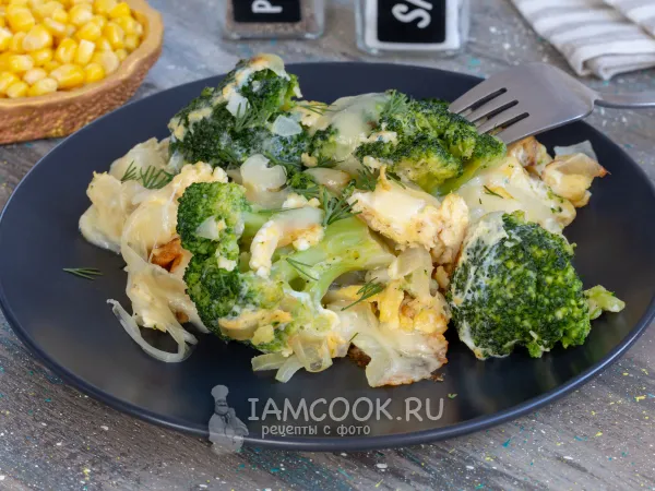 Фото готового блюда: Брокколи с яйцом и сыром на сковороде