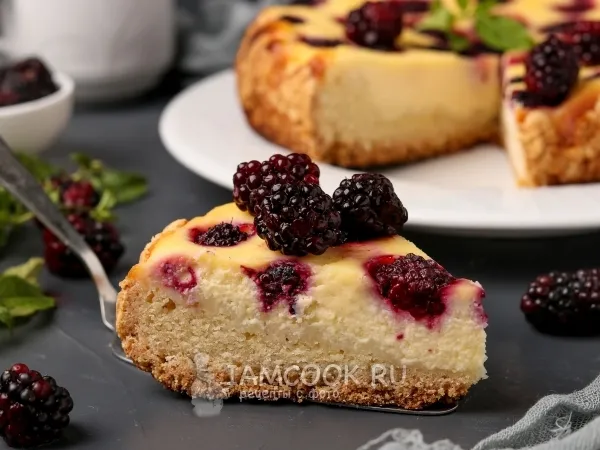 Фото готового блюда: Королевская ватрушка с ежевикой