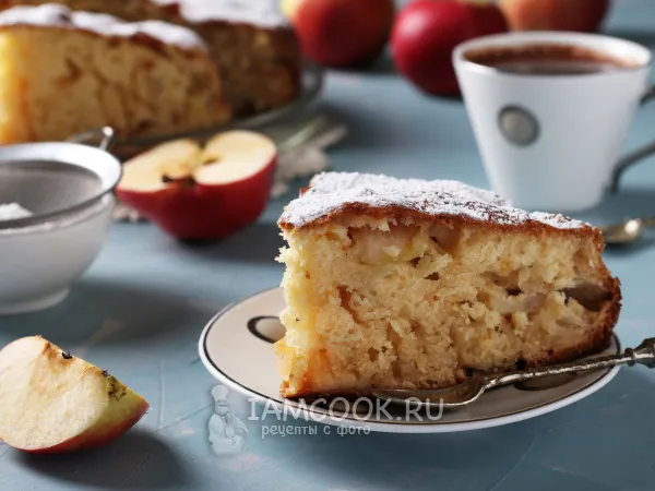 Фото готового блюда: Пышная шарлотка с творогом и яблоками на кефире