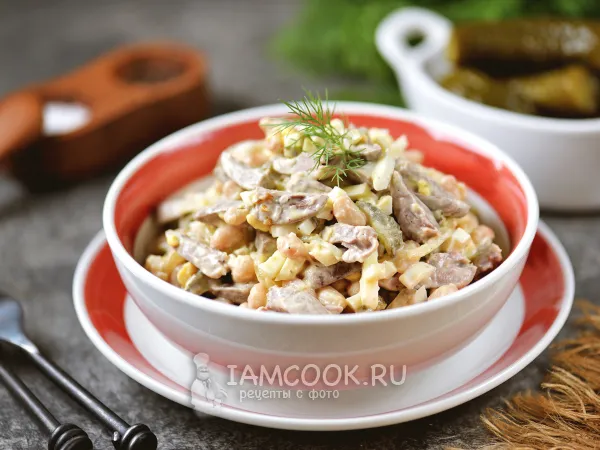 Фото готового блюда: Салат с куриными сердечками и фасолью