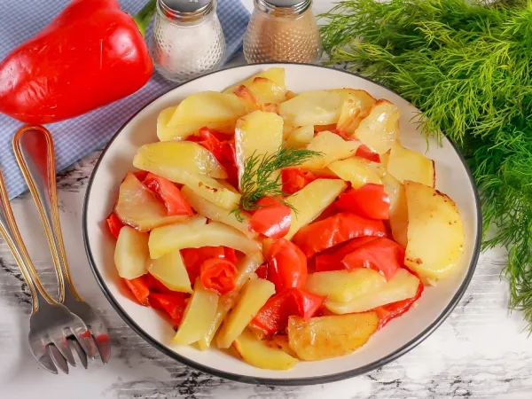 Фото готового блюда: Картофель с болгарским перцем в духовке