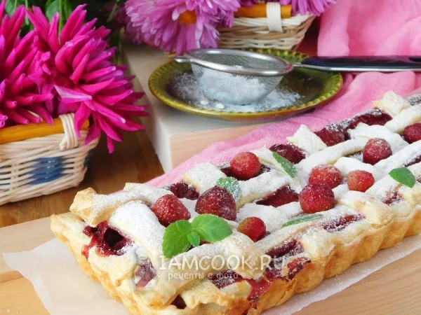 Фото блюда: Пирог из слоеного теста с замороженной клубникой