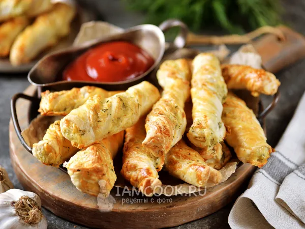Фото готового блюда: Слойки с сыром и чесноком