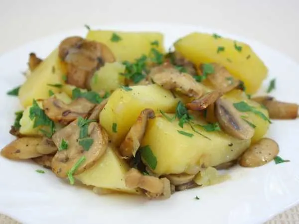 Фото готового блюда: Картофель запеченный с шампиньонами в духовке