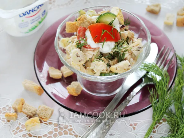 Фото готового блюда: Салат из пекинской капусты с огурцом и сухариками