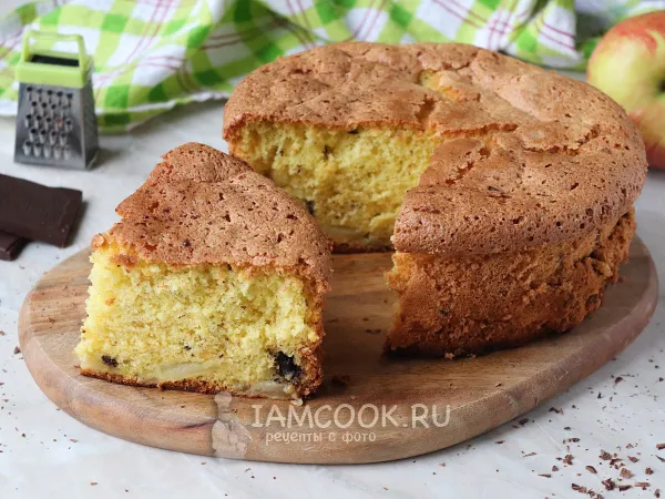 Фото готового блюда: Шарлотка с яблоками и шоколадом