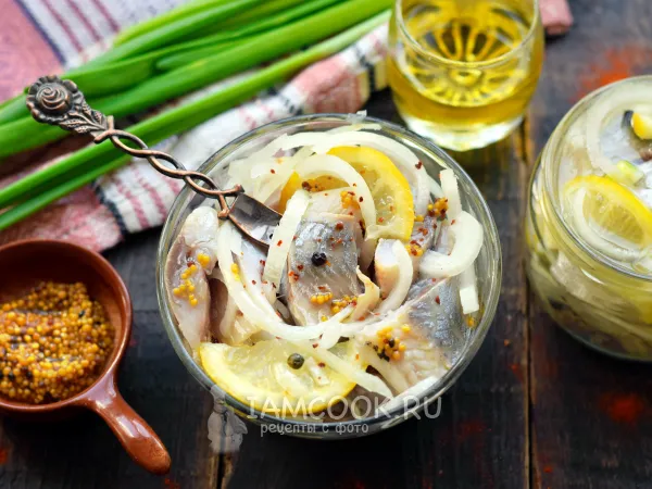 Фото готового блюда: Сельдь, маринованная с луком и лимоном