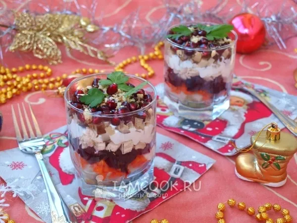 Фото блюда: Слоёный салат с курицей и гранатом