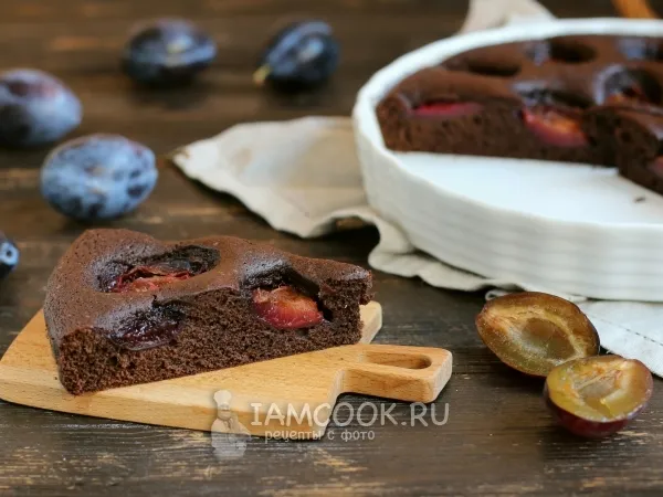 Фото готового блюда: Шоколадный пирог со сливами