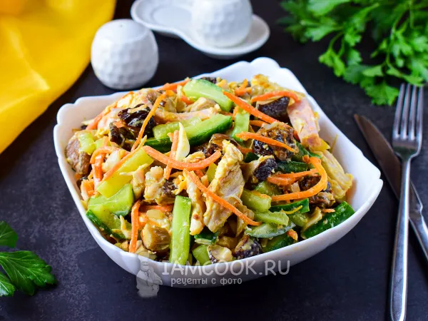 Фото блюда: Салат «Обжорка» с грибами, курицей и корейской морковью