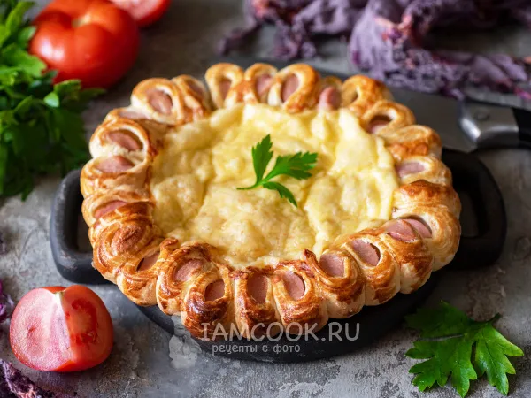 Фото блюда: Пирог из слоеного теста с сосиской и сыром