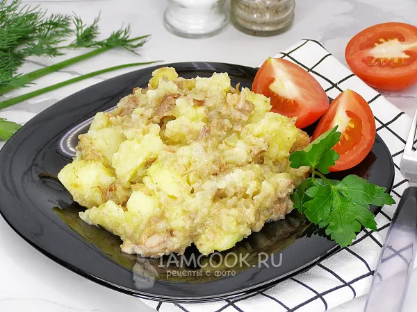 Фото готового блюда: Вареная картошка с тушенкой