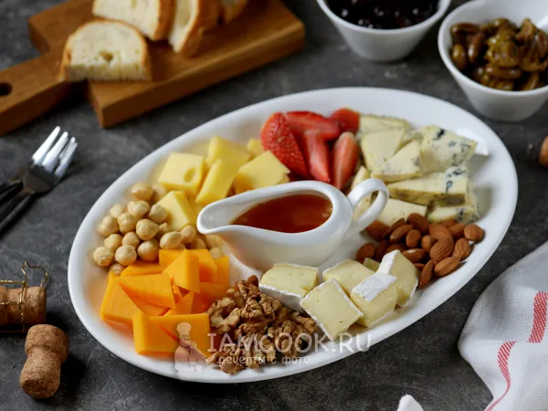 Фото готового блюда: Сырная тарелка (оформление в домашних условиях)