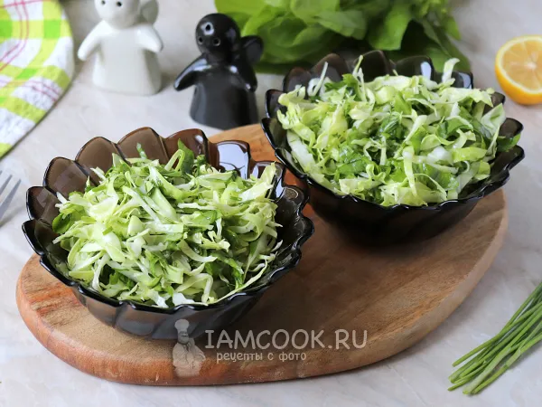 Фото готового блюда: Салат из капусты и шпината