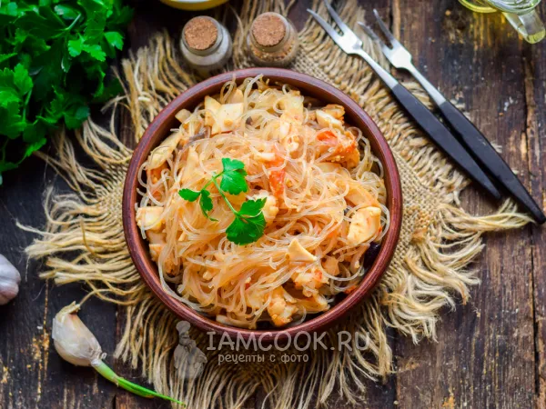 Фото блюда: Фунчоза с креветками и кальмарами на сковороде