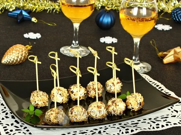 Фото блюда: Шарики из феты с грецкими орехами