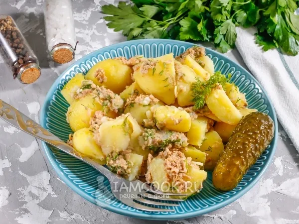 Фото готового блюда: Отварной картофель с консервированным тунцом