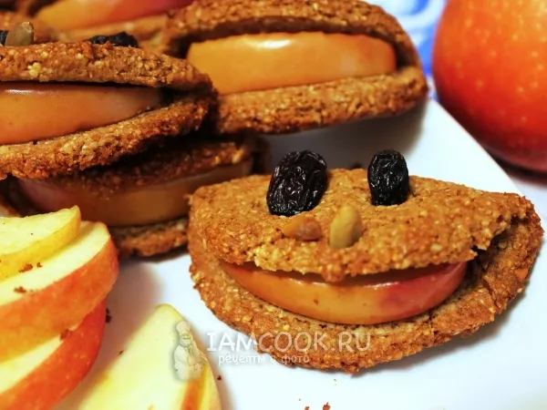 Фото блюда: Печенье «Улыбка» из гречнево-овсяной муки с яблоком