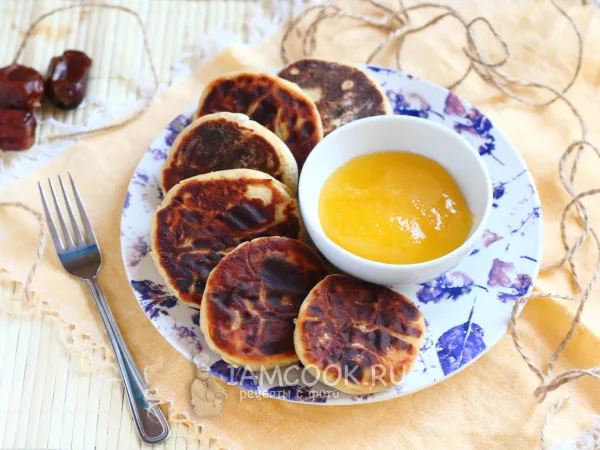 Фото готового блюда: Сырники с финиками