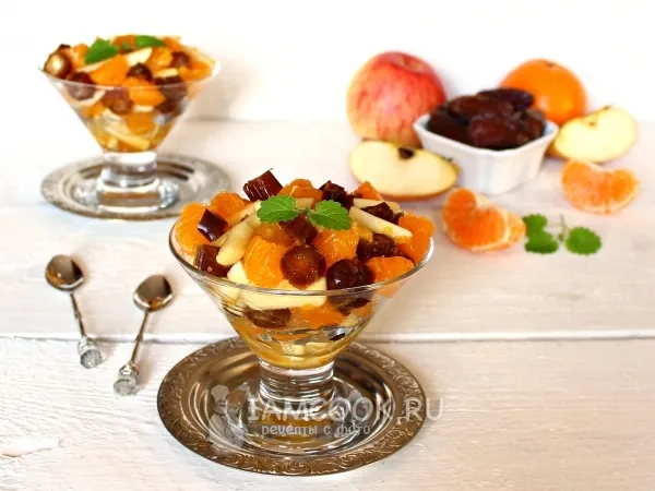 Фото готового блюда: Салат из фиников и мандаринов