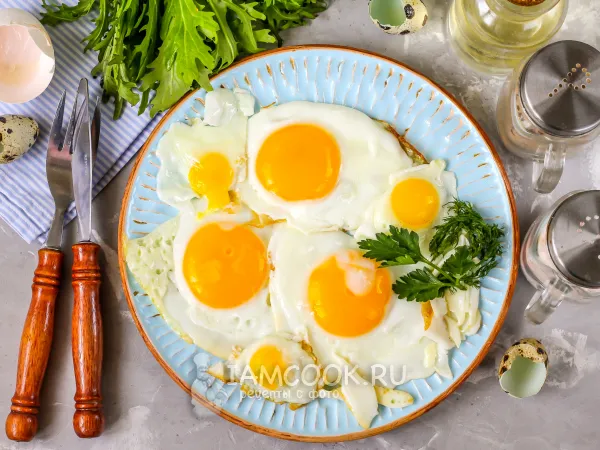 Фото готового блюда: Яичница из куриных и перепелиных яиц