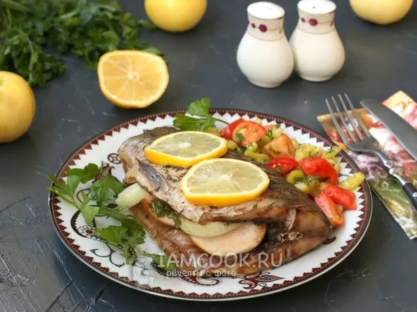 Фото блюда: Карпы, запечённые с луком и яблоками
