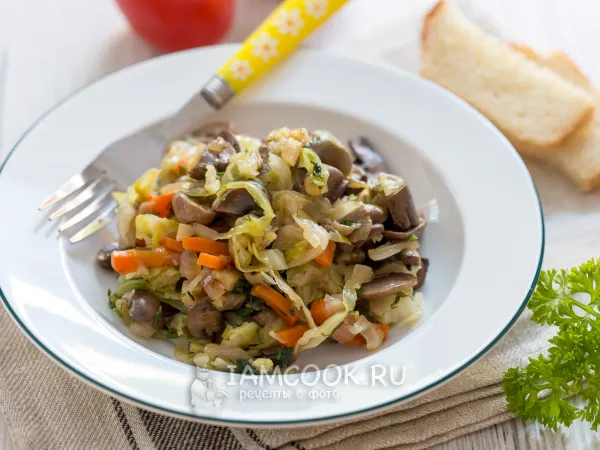 Фото готового блюда: Тушеная капуста с грибами и баклажанами