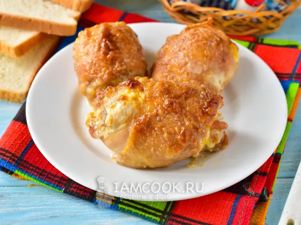 Фото готового блюда: Рулетики из куриных бедрышек с сыром