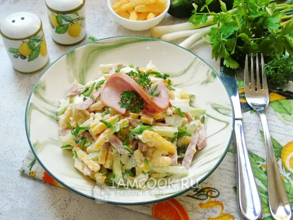 Фото блюда: Салат с колбасой, чипсами, кукурузой и огурцом