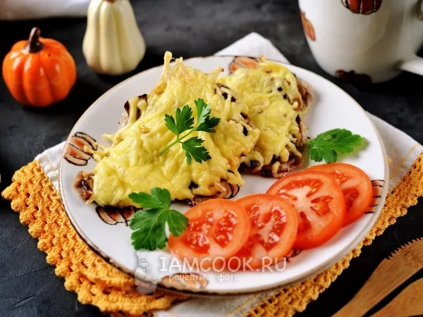 Фото готового блюда: Отбивные из свинины с грибами и сыром