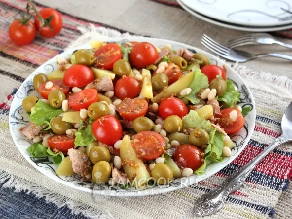 Фото готового блюда: Салат с тунцом и фасолью