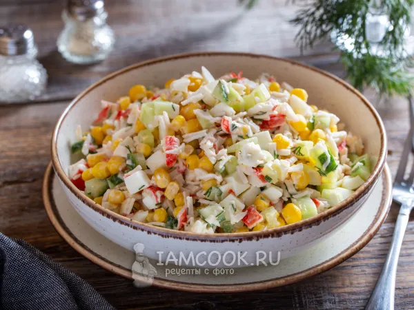 Фото готового блюда: Диетический салат с крабовыми палочками (ПП)