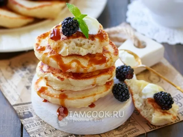 Фото готового блюда: Оладьи на воде с яйцами