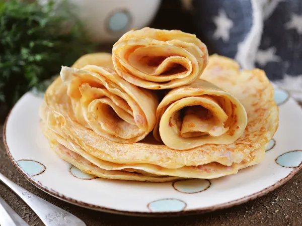 Фото готового блюда: Блины на кефире с колбасой и сыром