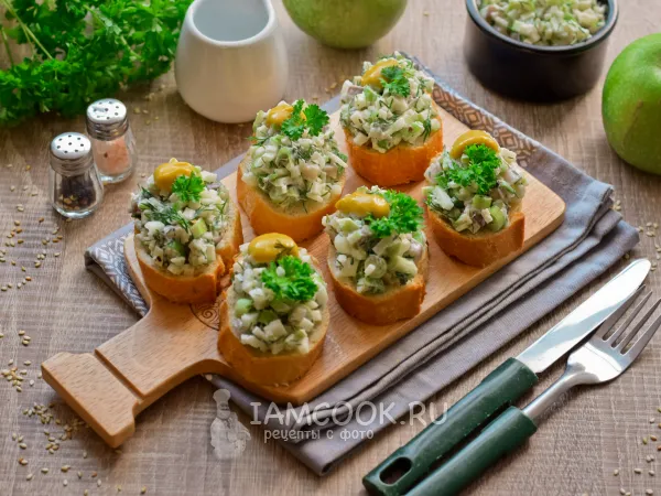 Фото блюда: Бутерброды с селедкой и яблоком