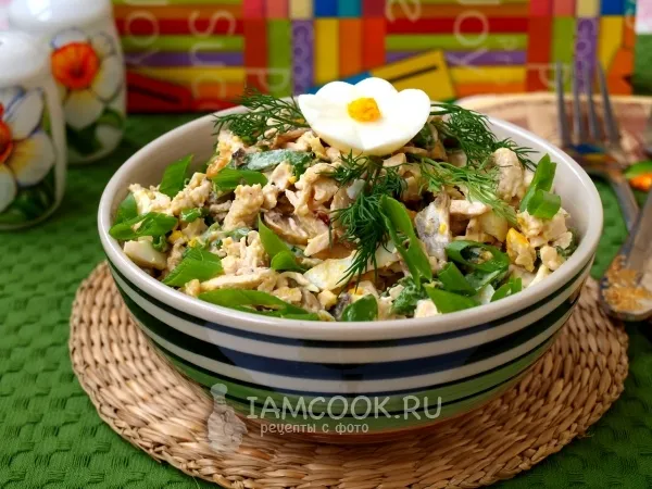 Фото готового блюда: Салат «Сказка» с курицей и грибами