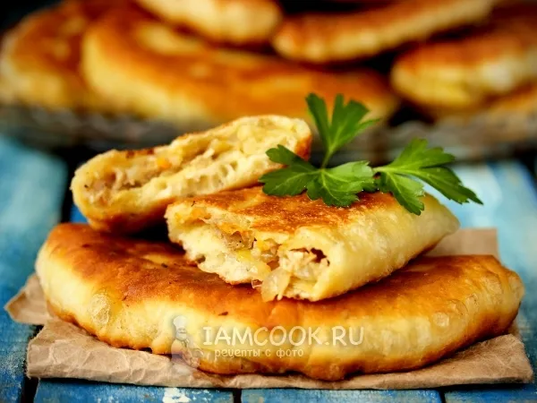 Фото готового блюда: Жареные пирожки с курицей, луком и морковью