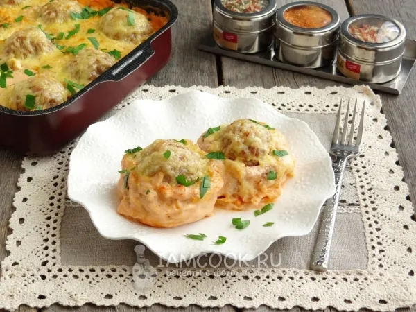 Фото готового блюда: Гнезда тальятелле с фаршем, запеченные в соусе