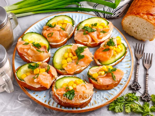 Фото блюда: Канапе с красной рыбой (семгой) и огурцом