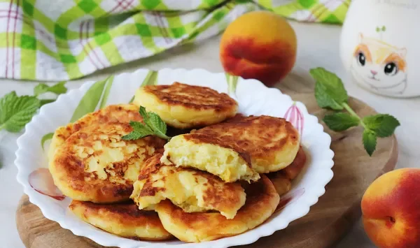 Фото блюда: Сырники с персиками