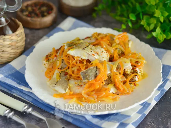 Фото блюда: Тушеная пикша с луком и морковью