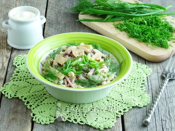 Фото блюда: Салат с ветчиной, грибами и сыром