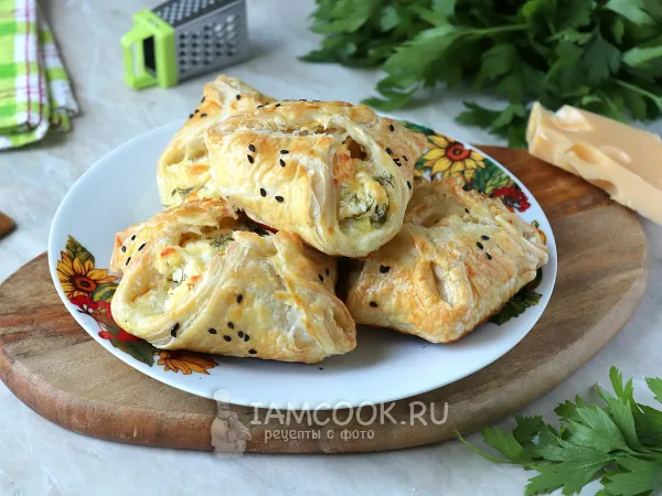 Фото готового блюда: Слойки с творогом, сыром и зеленью